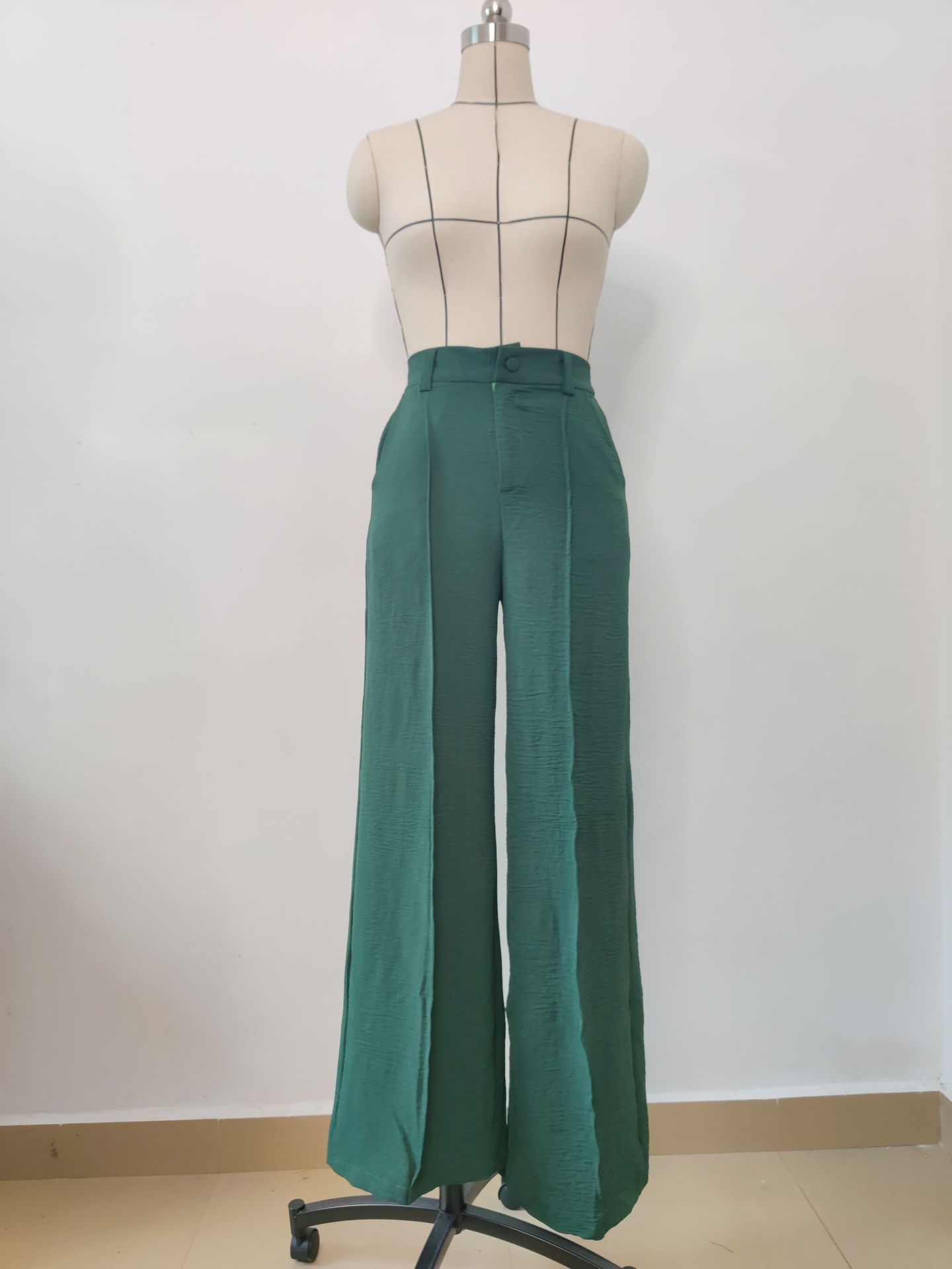 Lynda – Relaxed Wide-Leg Pleated Pants