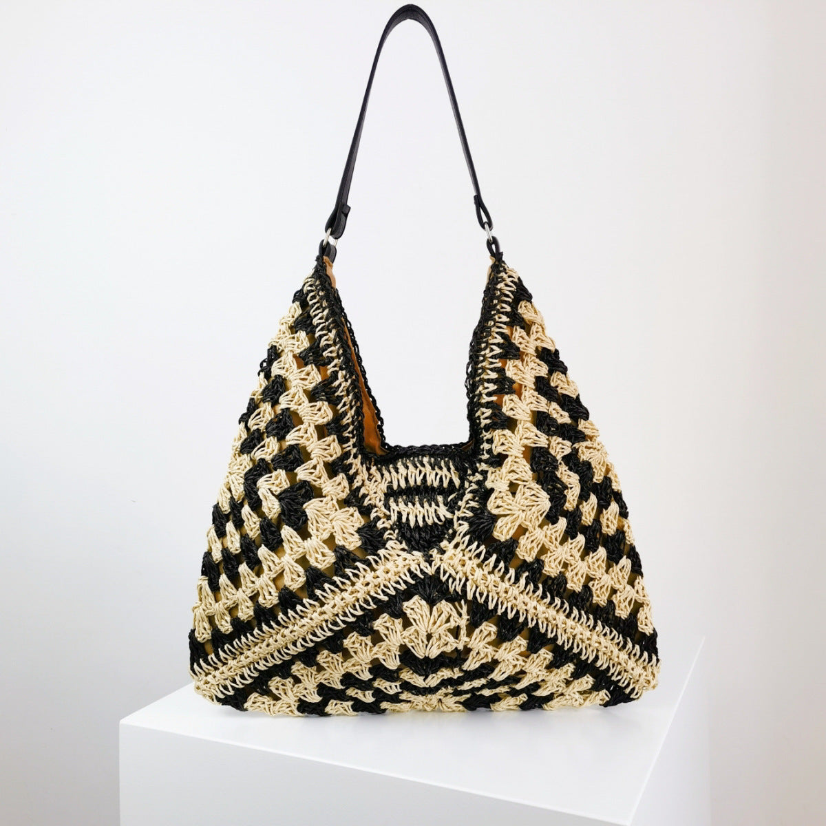 Joanne – Handmade Straw Bag with Contrasting Colors