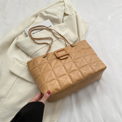 Amanda – Trendy Shoulder Bag with Quilted Pattern and Chain