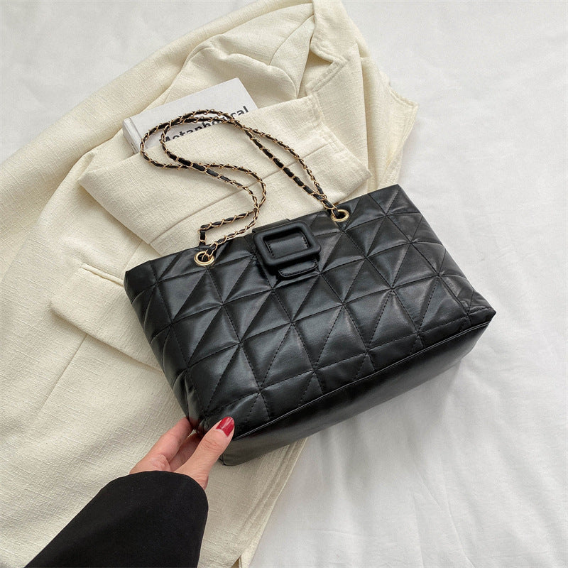 Amanda – Trendy Shoulder Bag with Quilted Pattern and Chain