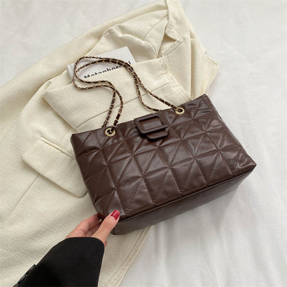 Amanda – Trendy Shoulder Bag with Quilted Pattern and Chain