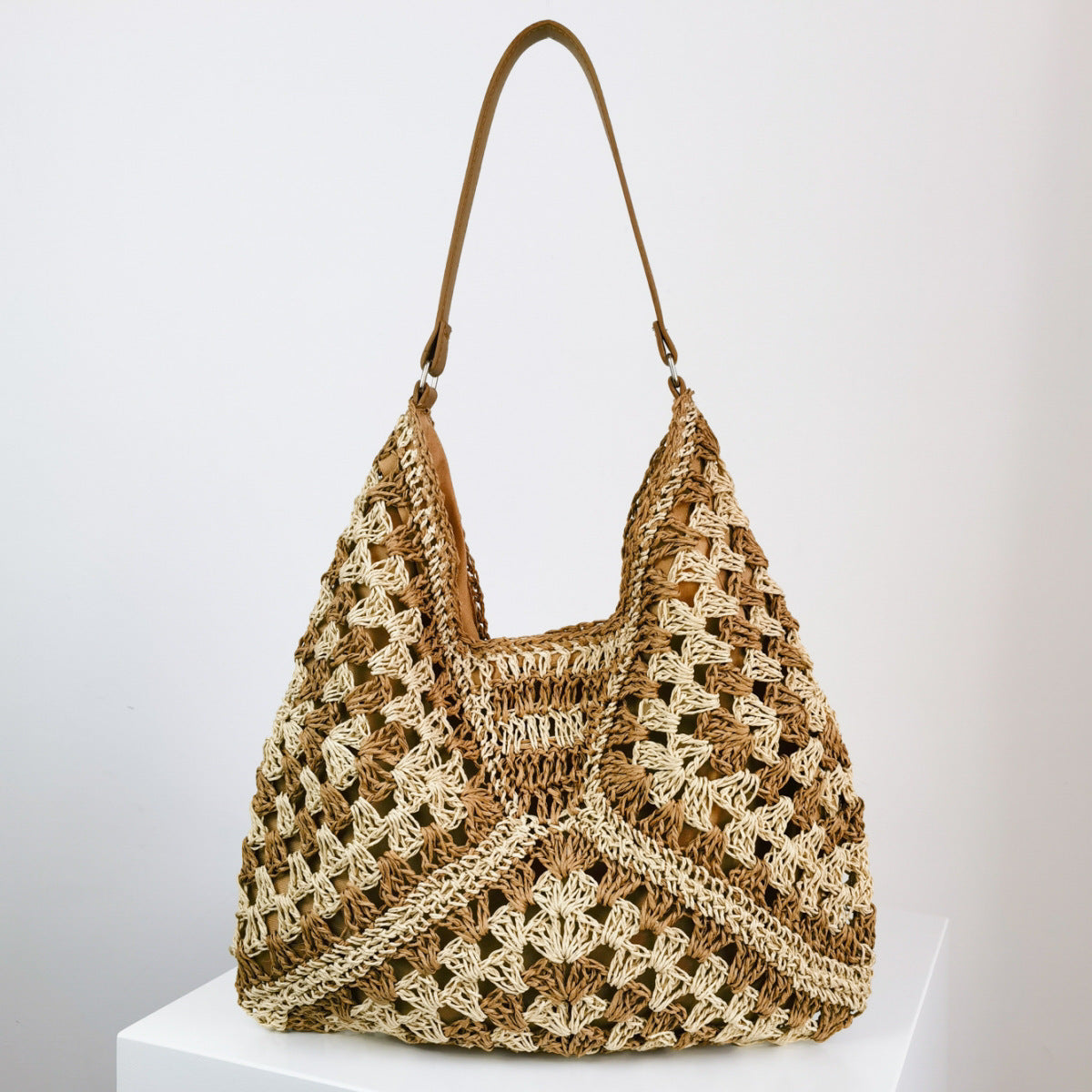 Joanne – Handmade Straw Bag with Contrasting Colors