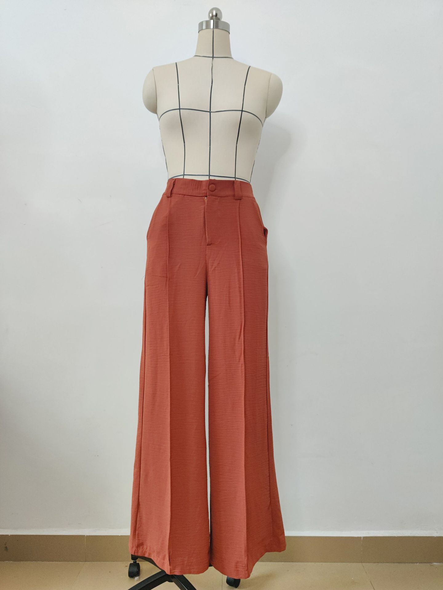 Lynda – Relaxed Wide-Leg Pleated Pants